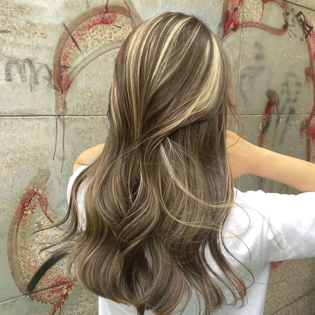 Effortless & Flowy: Korean Long Hair Balayage for Natural Movement by Seoul Hair Salon 1 Seoul Hair Salon’s Long wavy hair with blonde highlightsㅁSeoul Hair Salon’s Long wavy hair with blonde highlights balayage