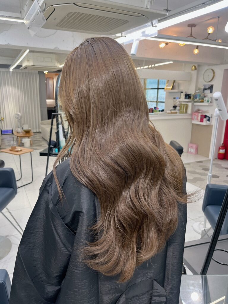 Light & Bright: The Flattering Long Hair Sand Brown Color at Seoul Hair Salon 1 Seoul Hair Salon’s Long, wavy, brown hair in salon