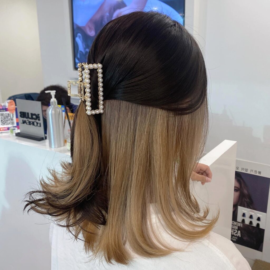 Vivid Contrast: Medium Hair Bleach Secret Two-Tone by Seoul Hair Salon 1 Seoul Hair Salon’s long hair woman Stylish two-tone hair with accessories.