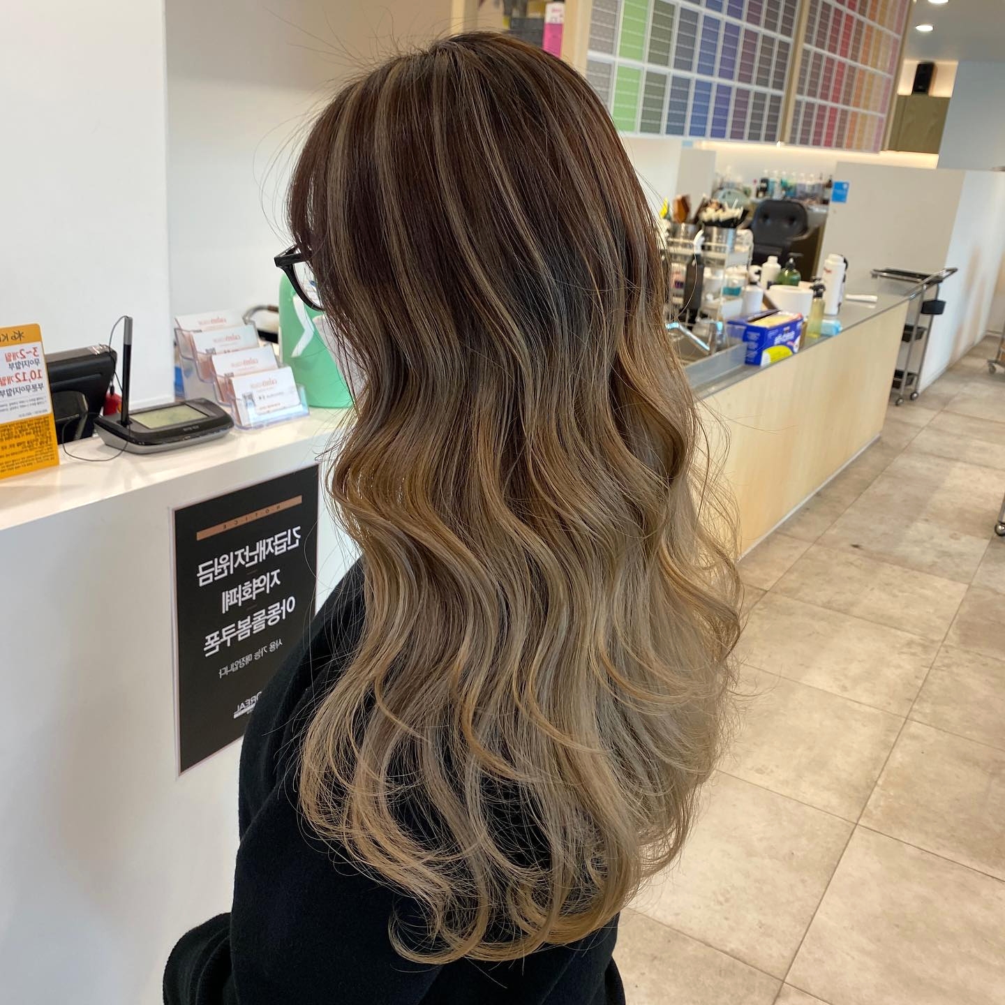 Seoul Hair Salon’s medium hair woman Seoul Hair Salon’s Long wavy hair with blonde highlights balayage Stylish with gold clip