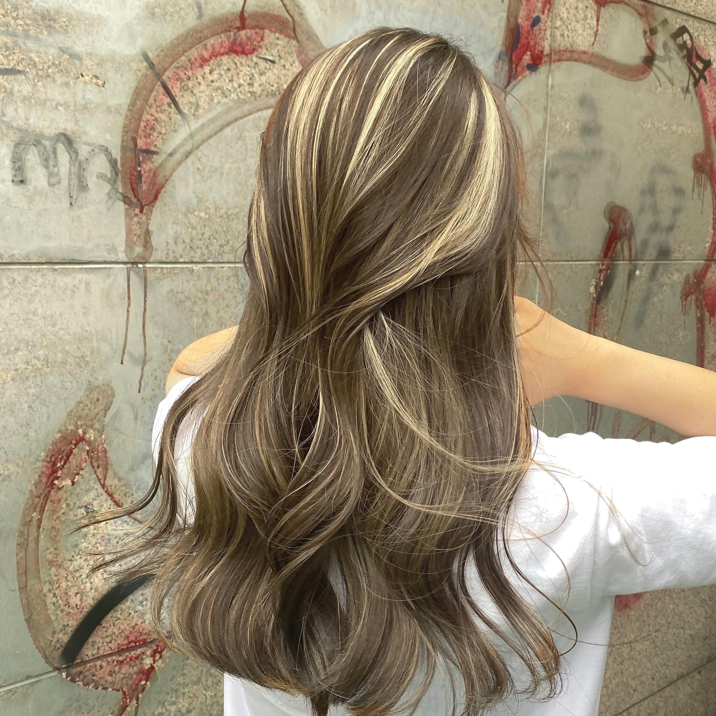 Seoul Hair Salon’s Long wavy hair with blonde highlightsㅁSeoul Hair Salon’s Long wavy hair with blonde highlights balayage