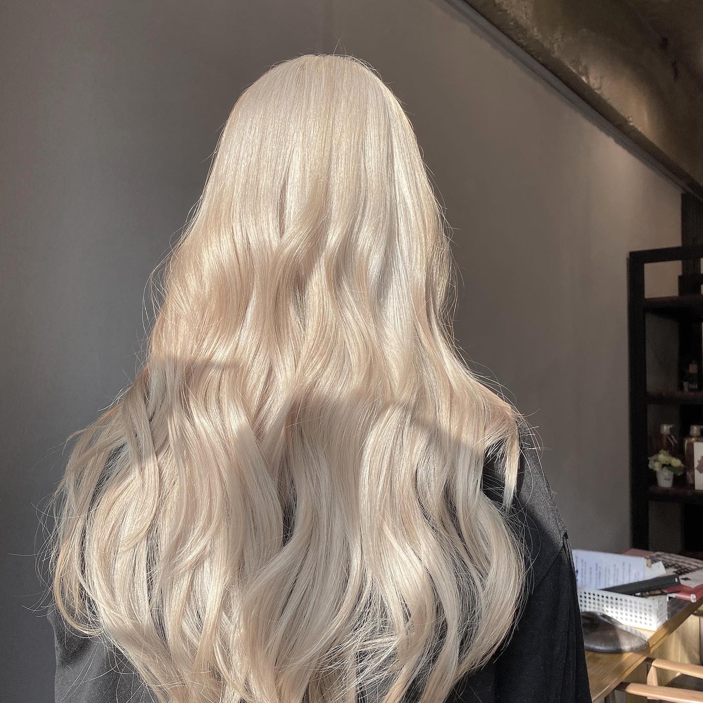 Seoul Hair Salon’s Long wavy hair with coral pink highlights