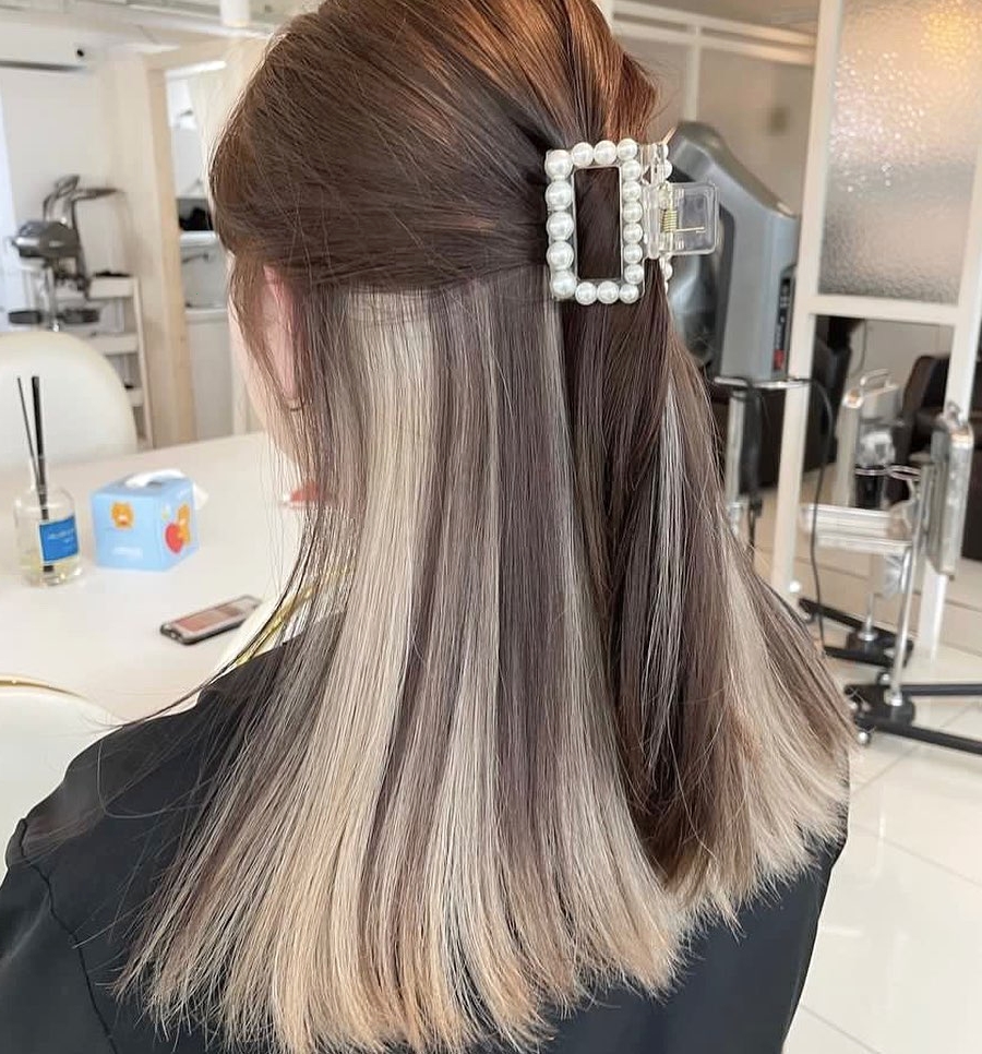 Seoul Hair Salon’s long hair woman Stylish two-tone beige hair with clip